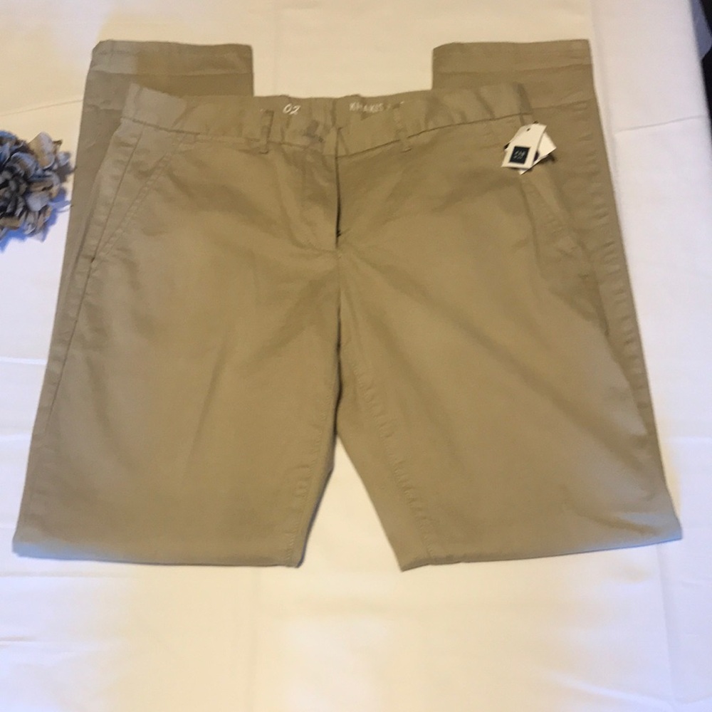 NWT GAP khaki Pants, 2, Regular 30  length, perfect Condition.